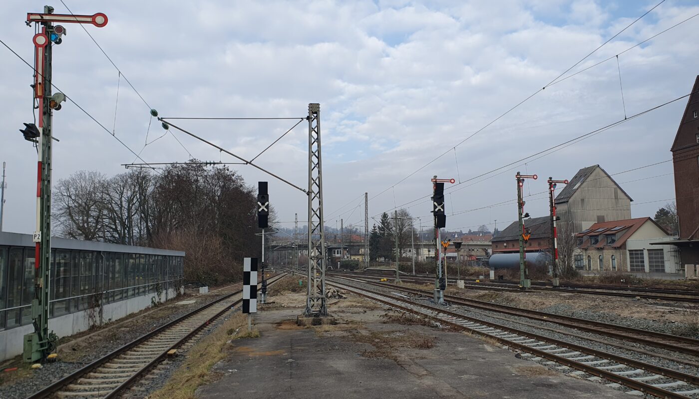 Neue und alte Signale im Bahnhof Lage.