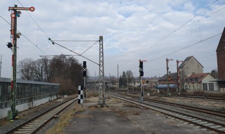 Neue und alte Signale im Bahnhof Lage.